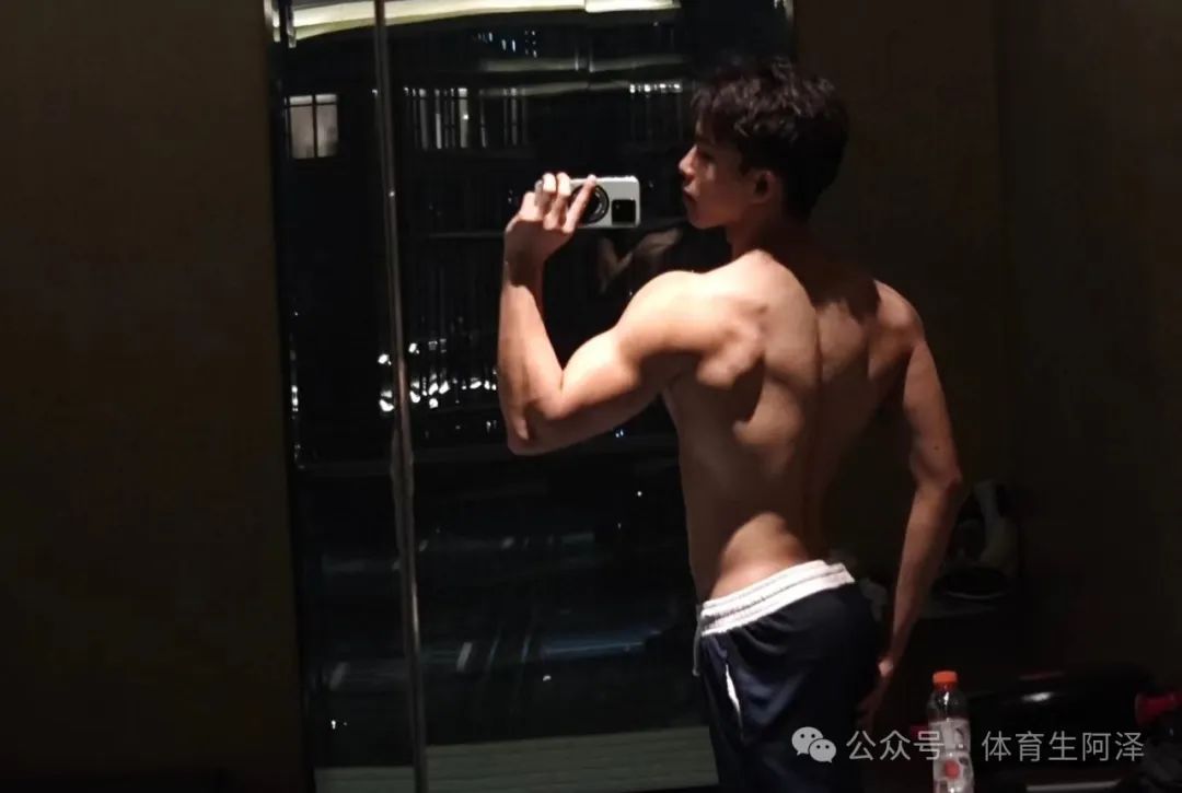 黑皮肌肉大狼狗，健身房古铜色皮肤，腹肌翘臀不要太迷人.......