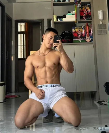 不穿衣服的男司机，你想坐他副驾吗?