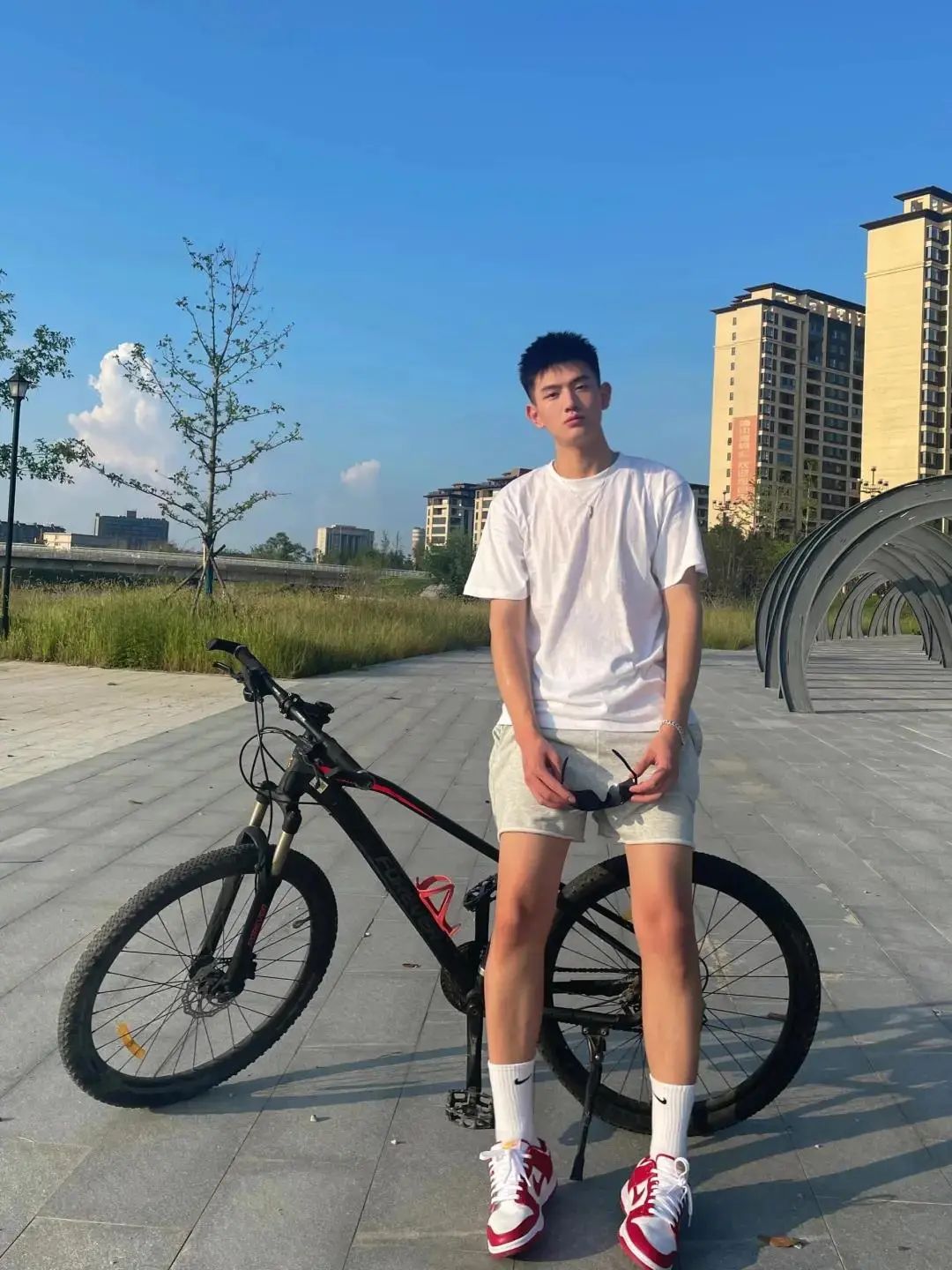 180cm 大男孩纯直男，只能做一！