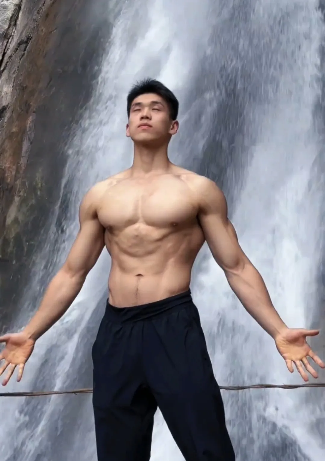中国版“宏翔”，最近这枚肌肉男大超火的！