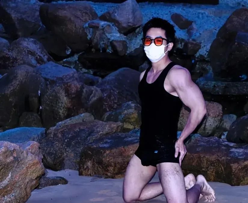 00 后运动黑皮肌肉小哥哥男人味十足