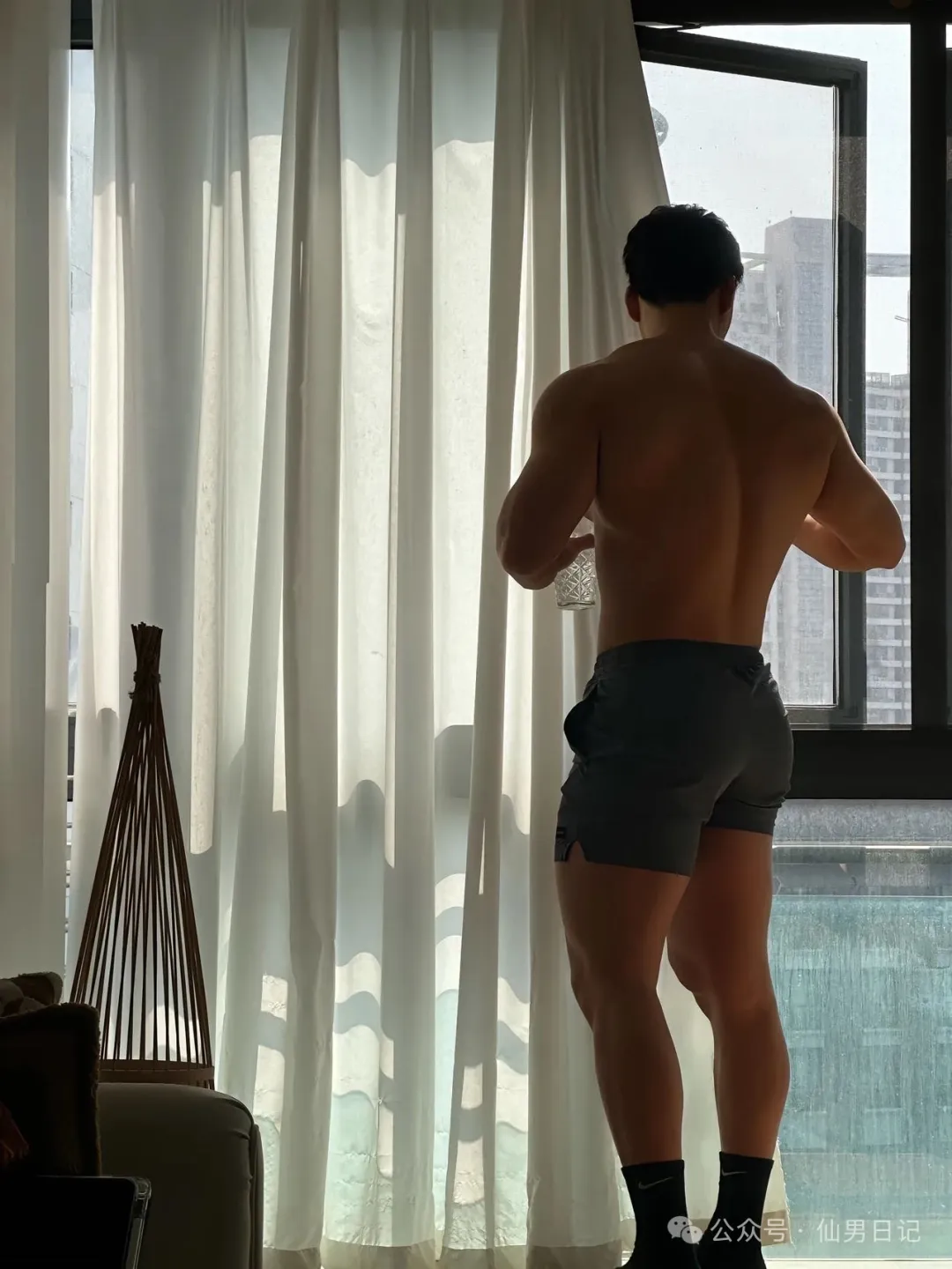 189cm 黑皮男模酒店被偷拍，网友直呼：翘臀大胸肌诶！