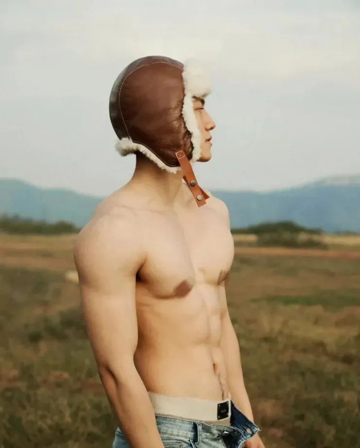 痞子范儿钻石男大，这肉体绝了~