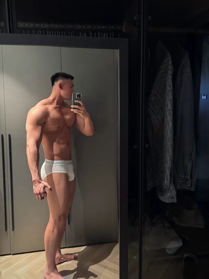 小蓝 X 推上 190cm 肌肉男时尚博主走红！