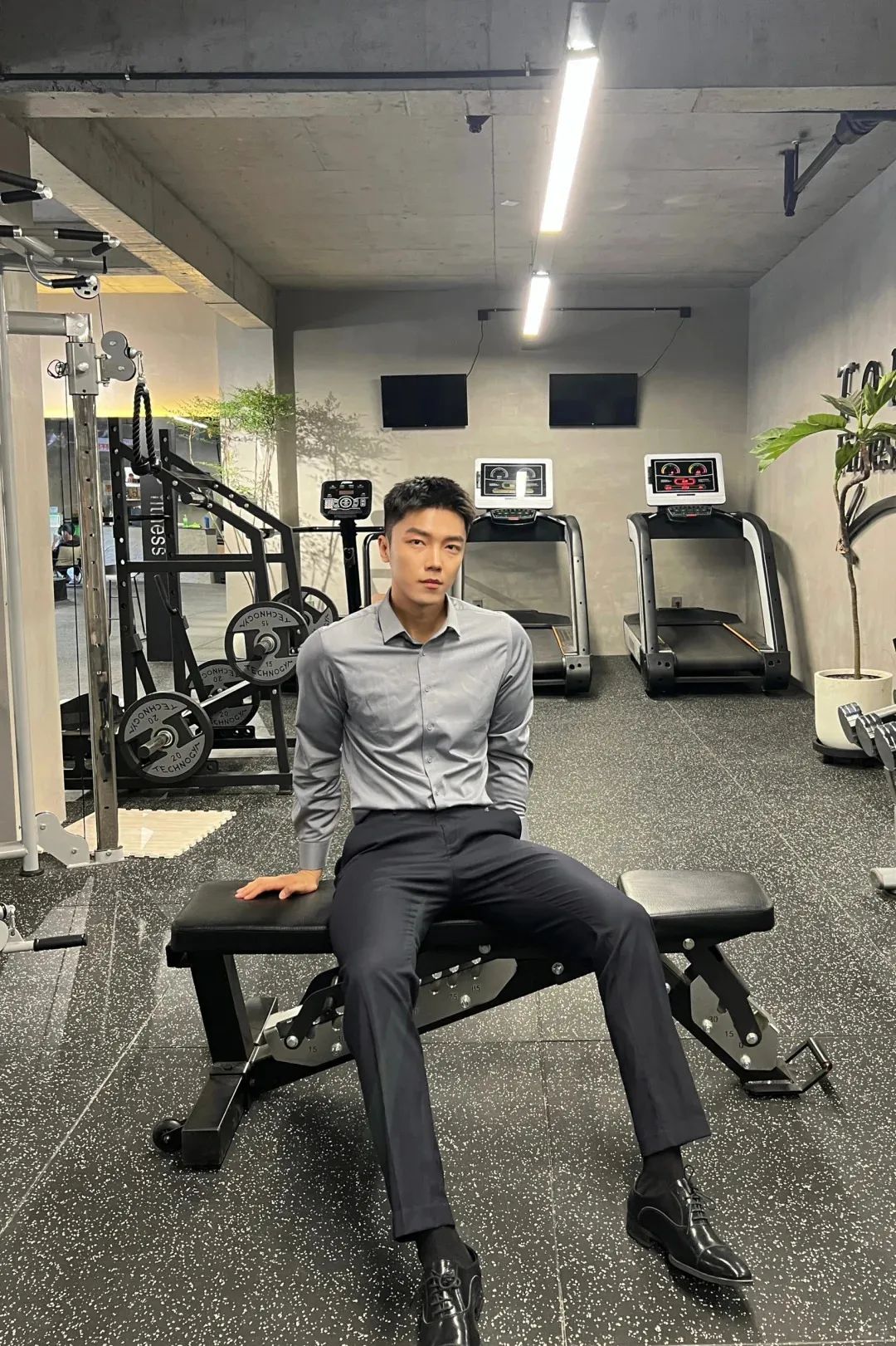 186 的大长腿体育老师，正装一穿帅到犯规 | 网红帅哥