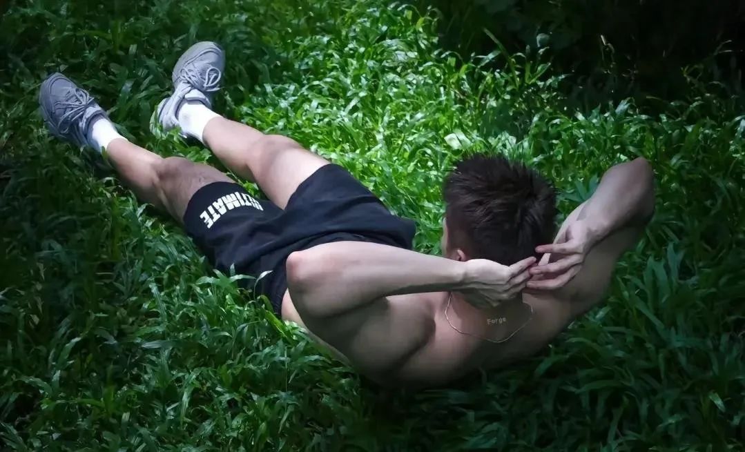 00 后运动黑皮肌肉小哥哥男人味十足
