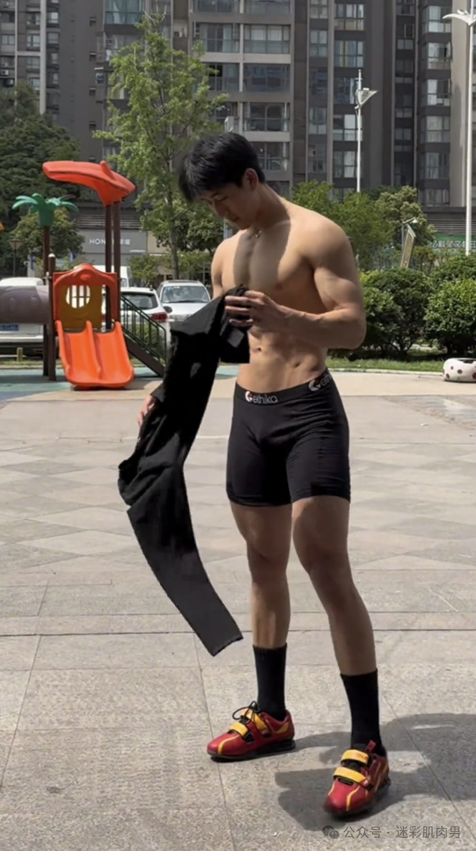 188CM 体育生街上穿紧身裤光膀子，长得有点好看！
