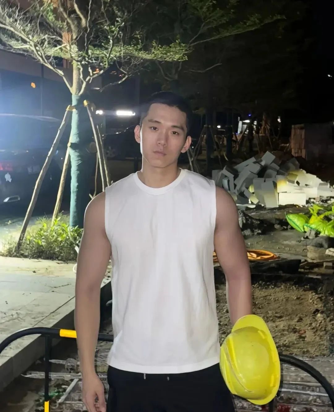 深夜还在工地上搬砖的肌肉小哥哥