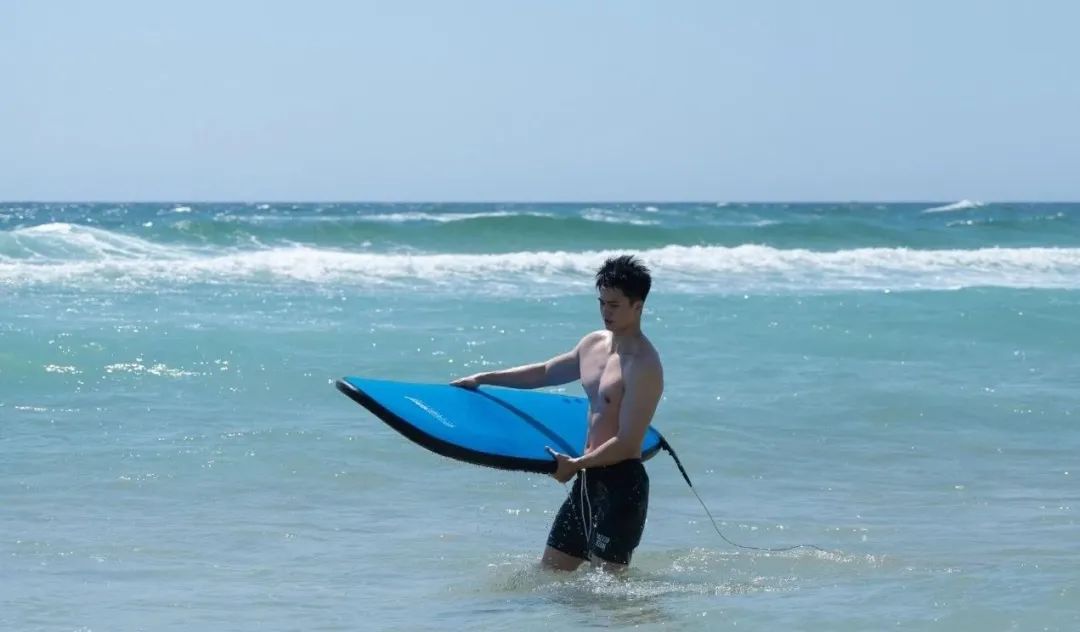 海边煜煜发光薄肌男，拍照姿势绝不是直男！