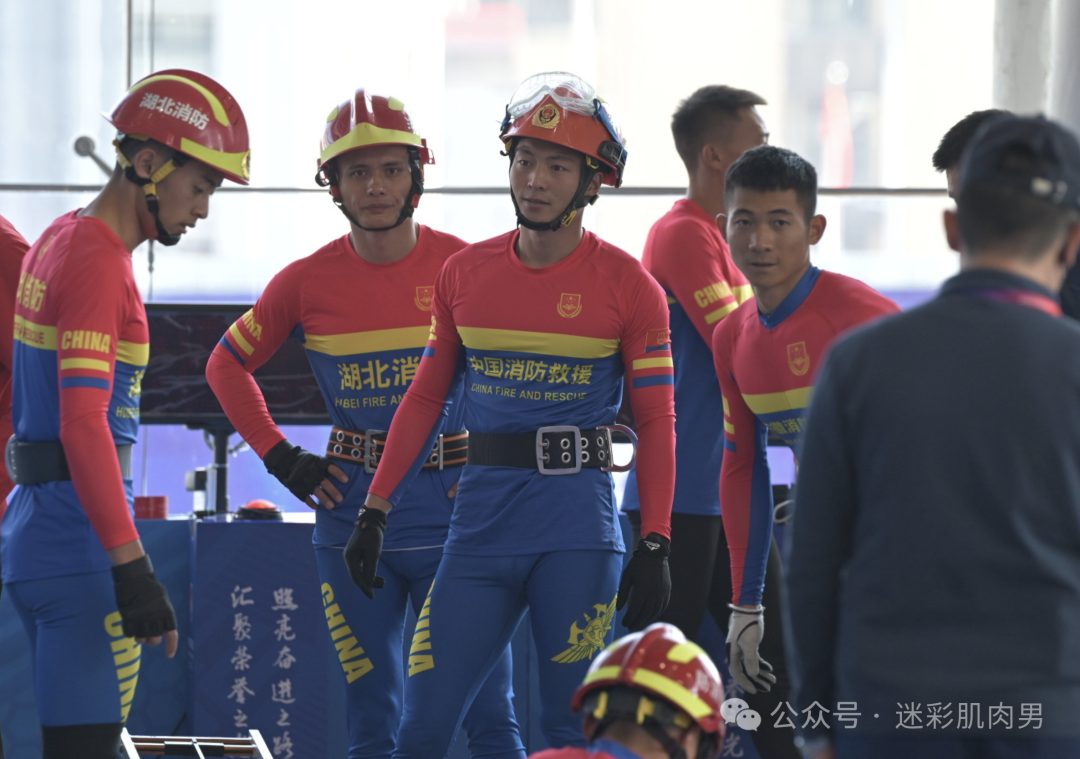 河南消防员小哥穿紧身裤比赛，实力强大不让人失望！