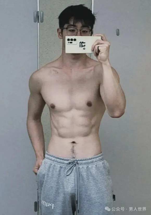 灰裤子和泳裤是钻石体育生的首选！