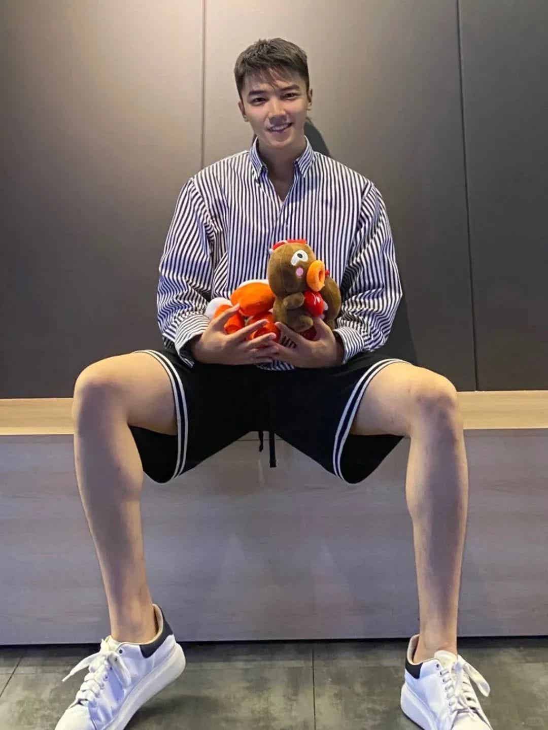 186 的大长腿体育老师，正装一穿帅到犯规 | 网红帅哥