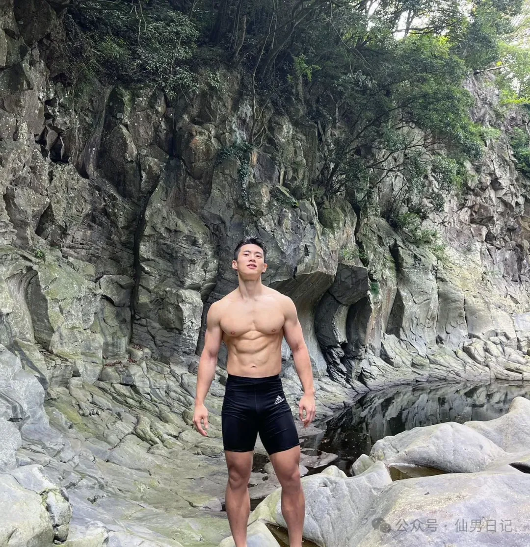 综艺健身教练爆红！网友在线表白：这口天菜我先吃……