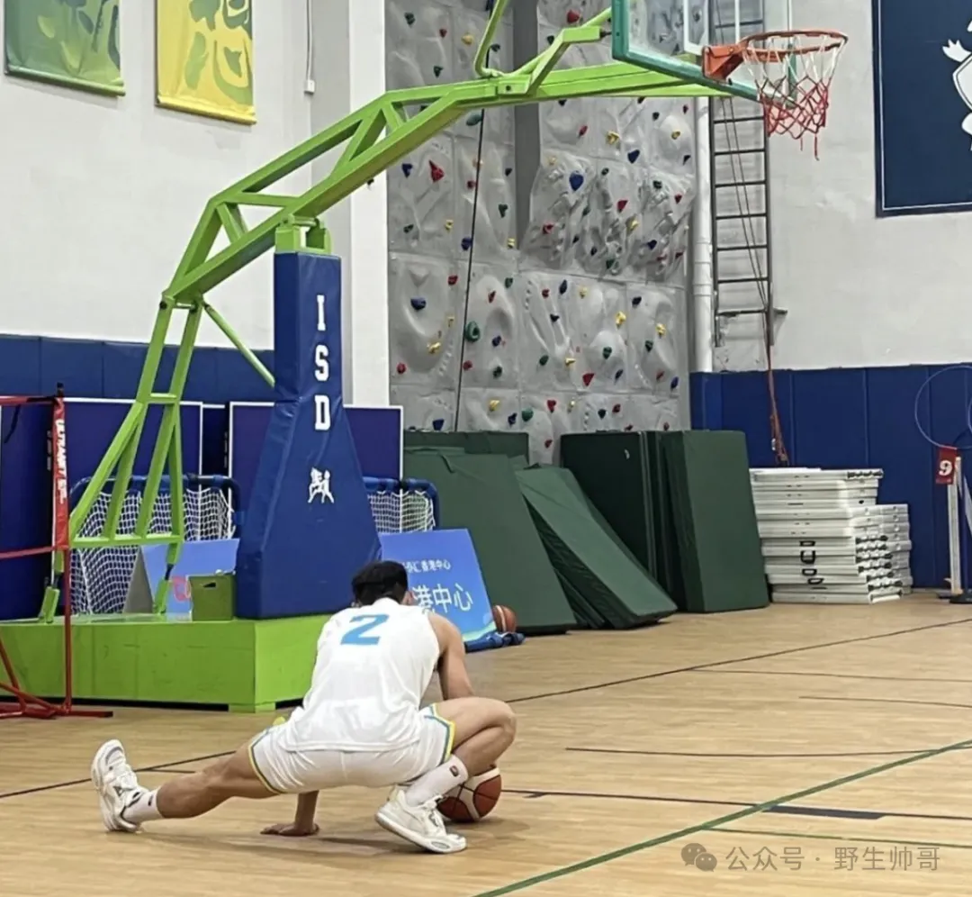 188CM 黑皮运动男大汗淋漓样子太爱了，长腿好强呀