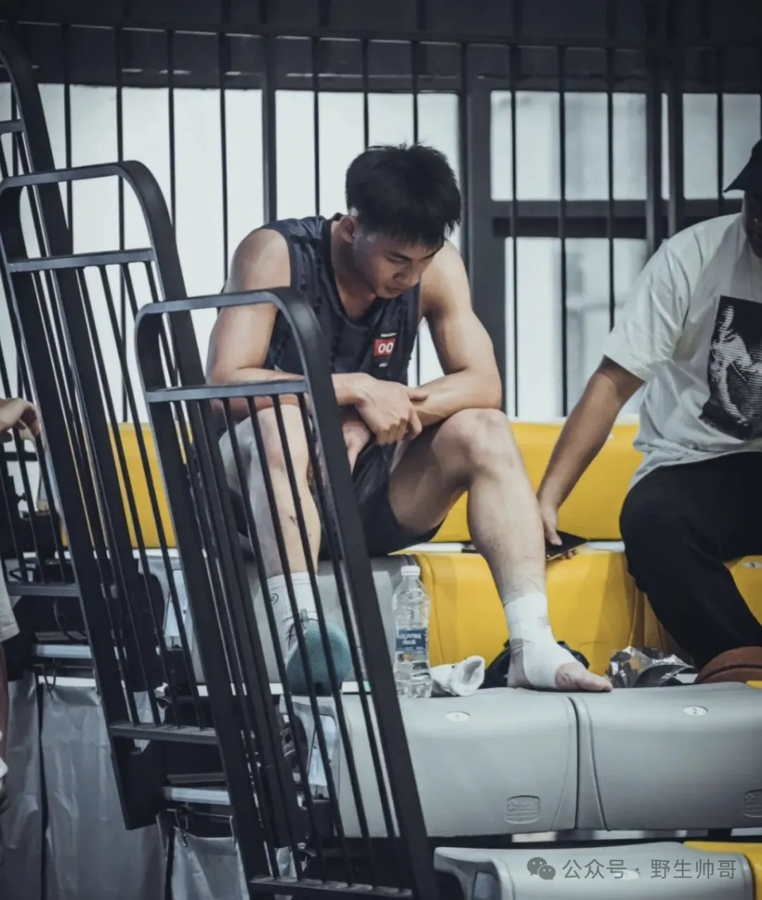 188CM 黑皮运动男大汗淋漓样子太爱了，长腿好强呀