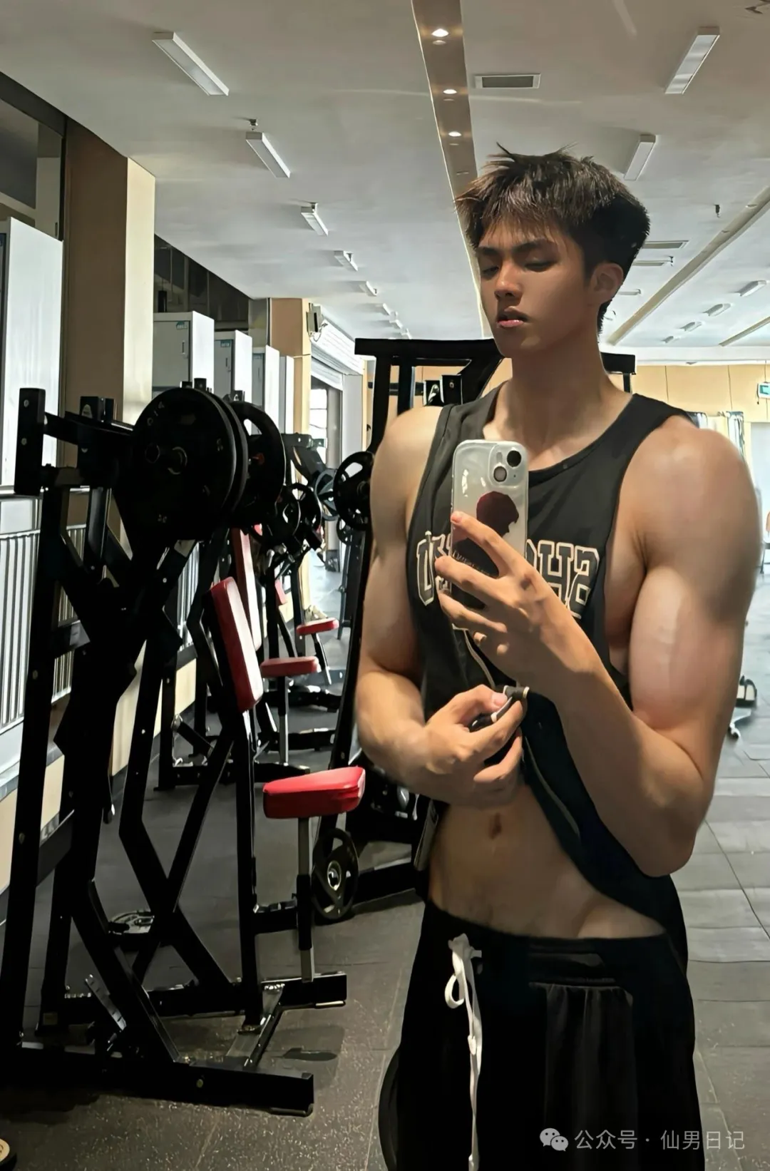 190cm 体育生男大宿舍自拍！网友直言：看着不直……