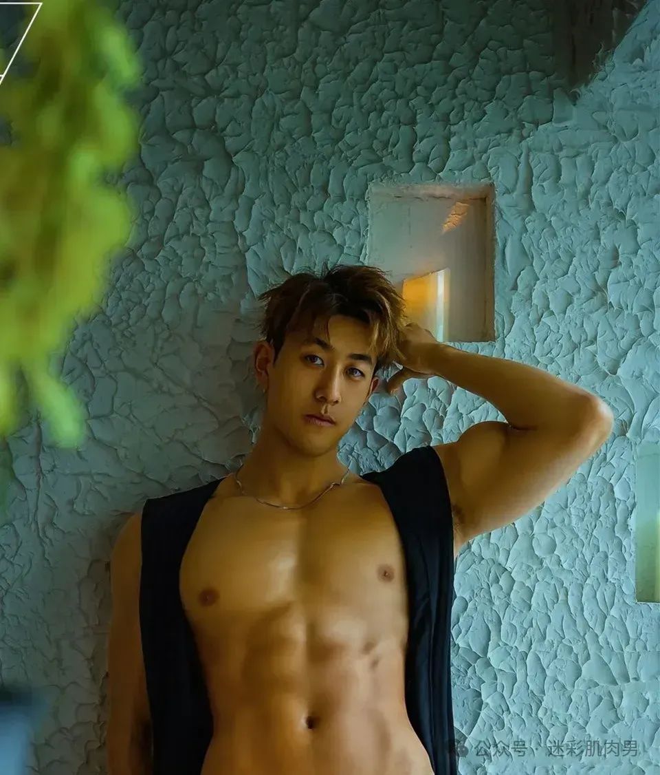 188CM 体育生街上穿紧身裤光膀子，长得有点好看！