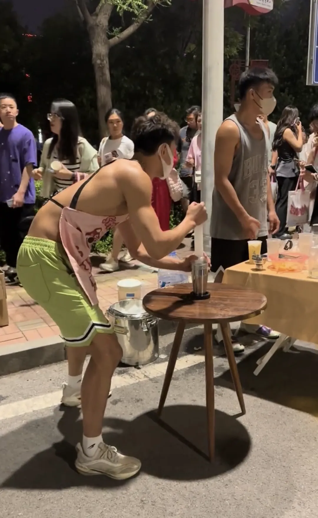 蔡依林演唱会卖柠檬茶的肌肉男火了！这手打频率太猛了！