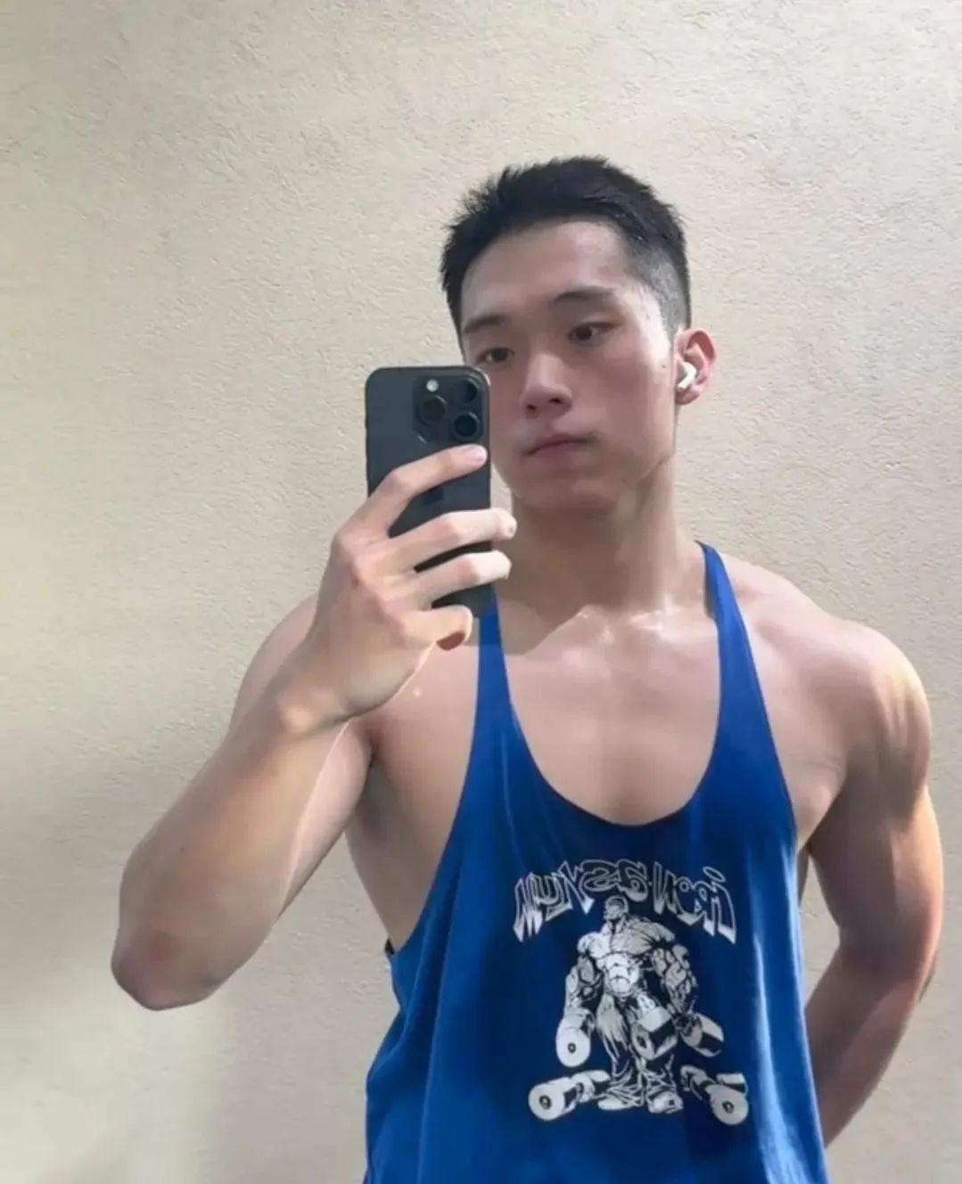 深夜还在工地上搬砖的肌肉小哥哥
