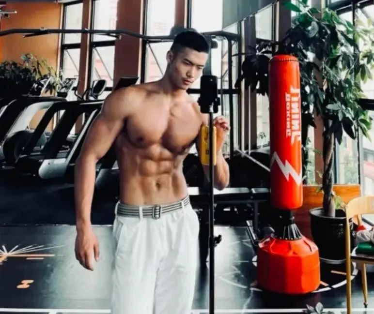 成都 21 的寸头痞子体育生，00 后发育得也太好了！