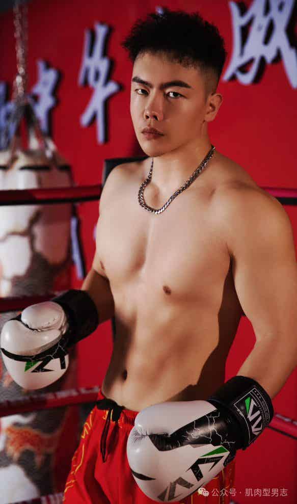 27 岁福建 1.8 米硕士生，边夜骑边狂晒狗熊背