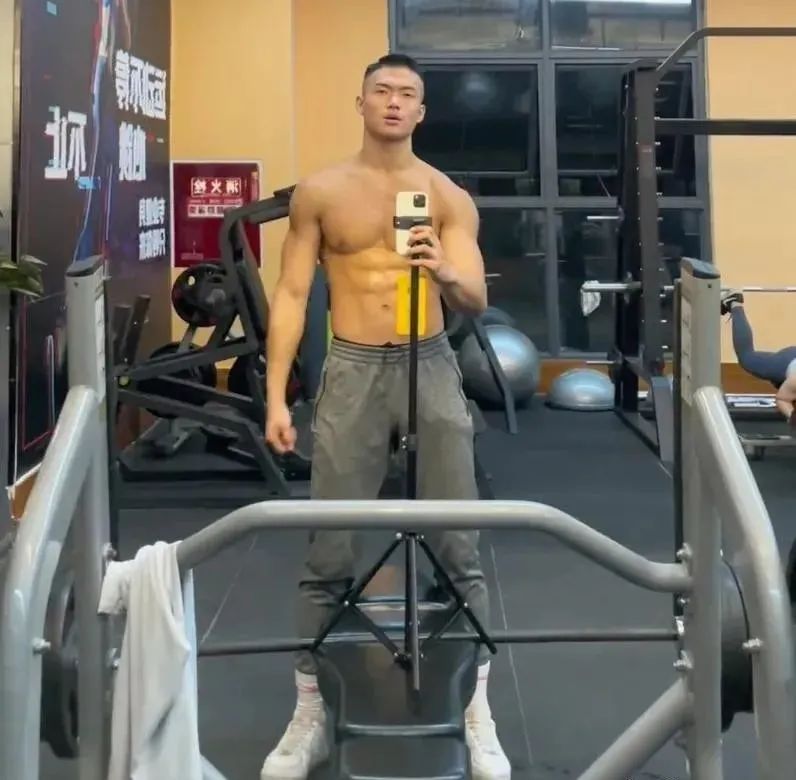 成都 21 的寸头痞子体育生，00 后发育得也太好了！