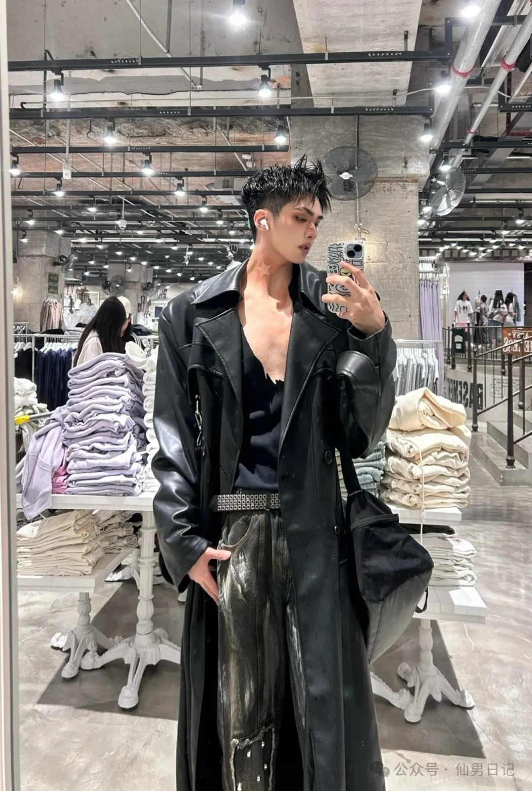 190cm 体育生男大宿舍自拍！网友直言：看着不直……