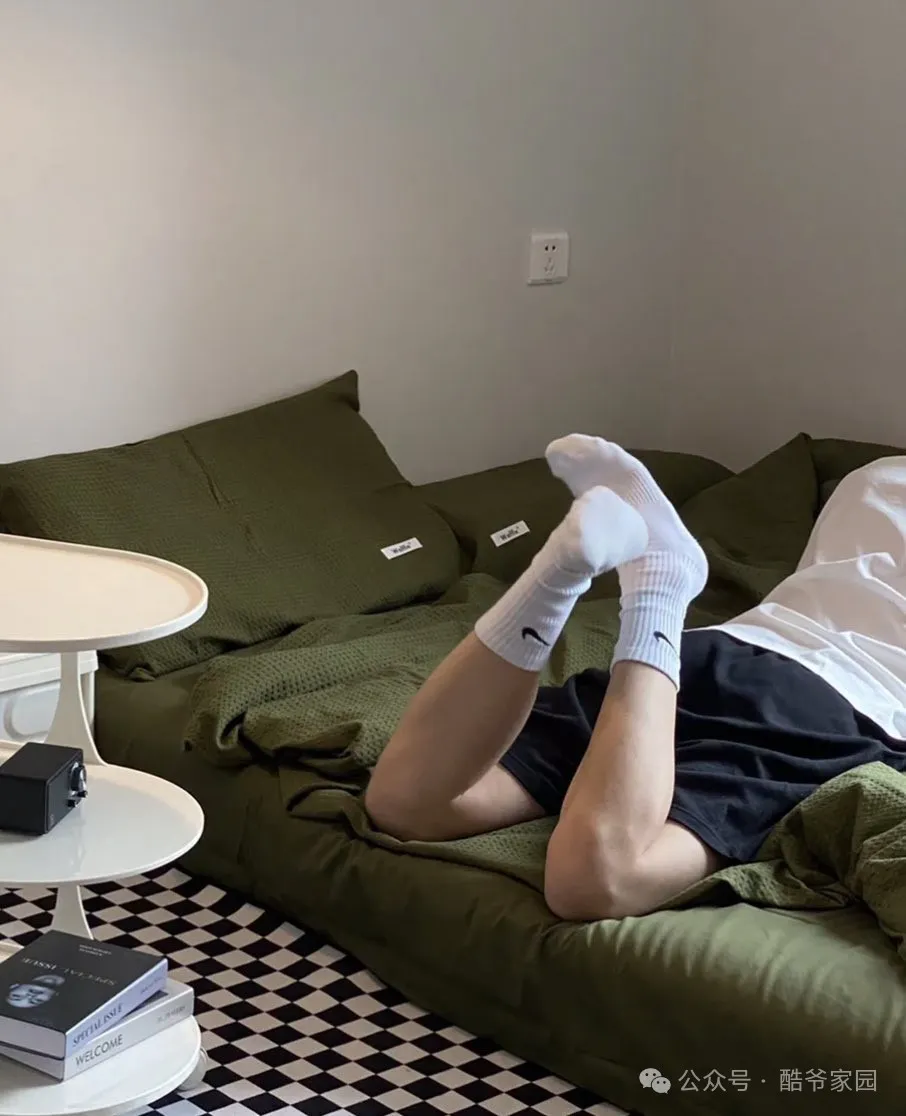 我大学宿舍帅气室友是个双