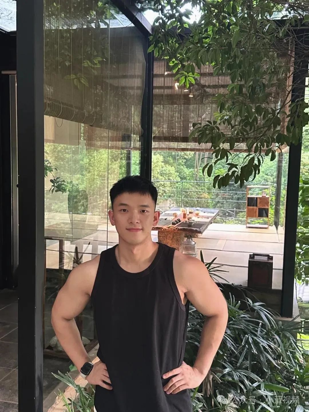 帅气脂包肌小哥，乖乖般“李现”