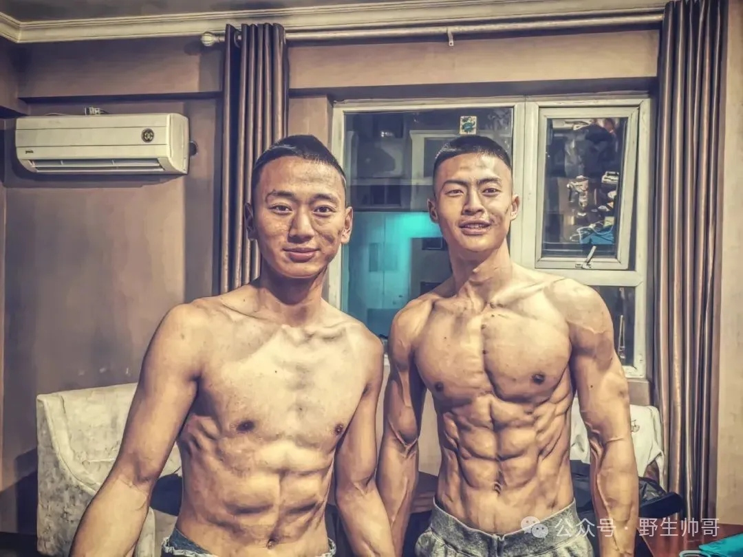 寸头黑皮体育生变帅气的警察小哥！大长腿太有型啦！