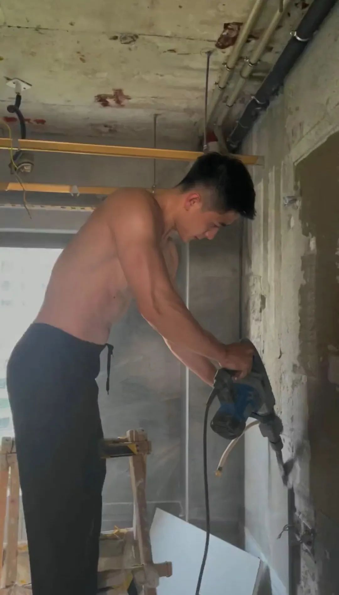 体育生转做维修工因太帅上热搜！
