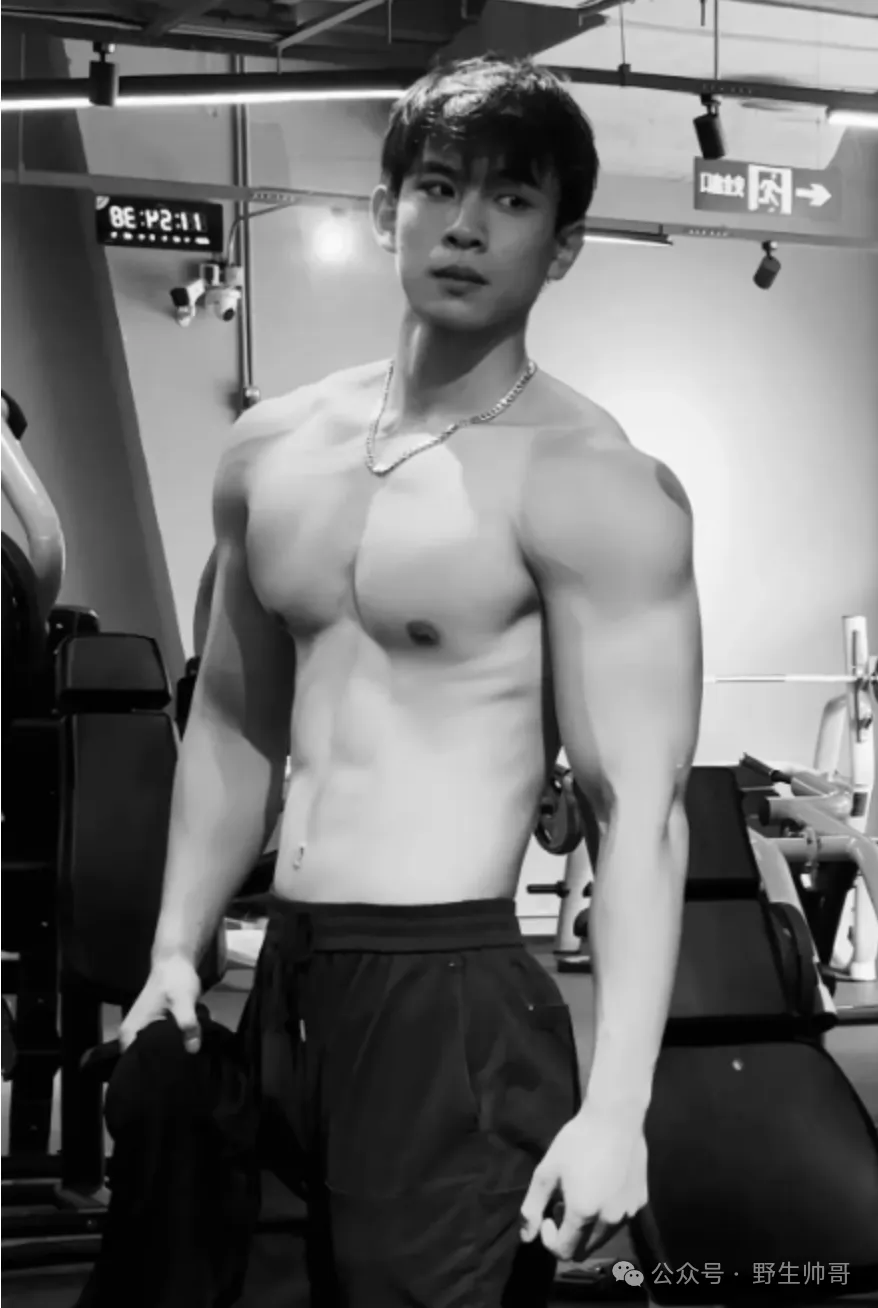健身房脱衣锻炼的小伙，这种极品帅哥到底是谁
