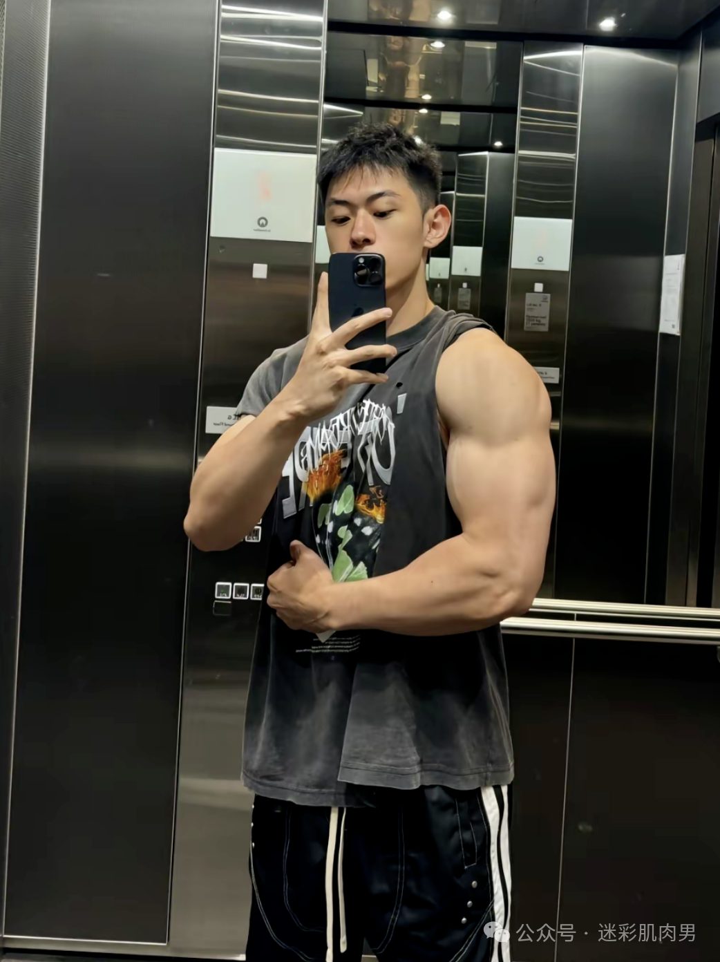 你们的新老公自拍来啦！这样穿长腿太勒了啊啊啊！