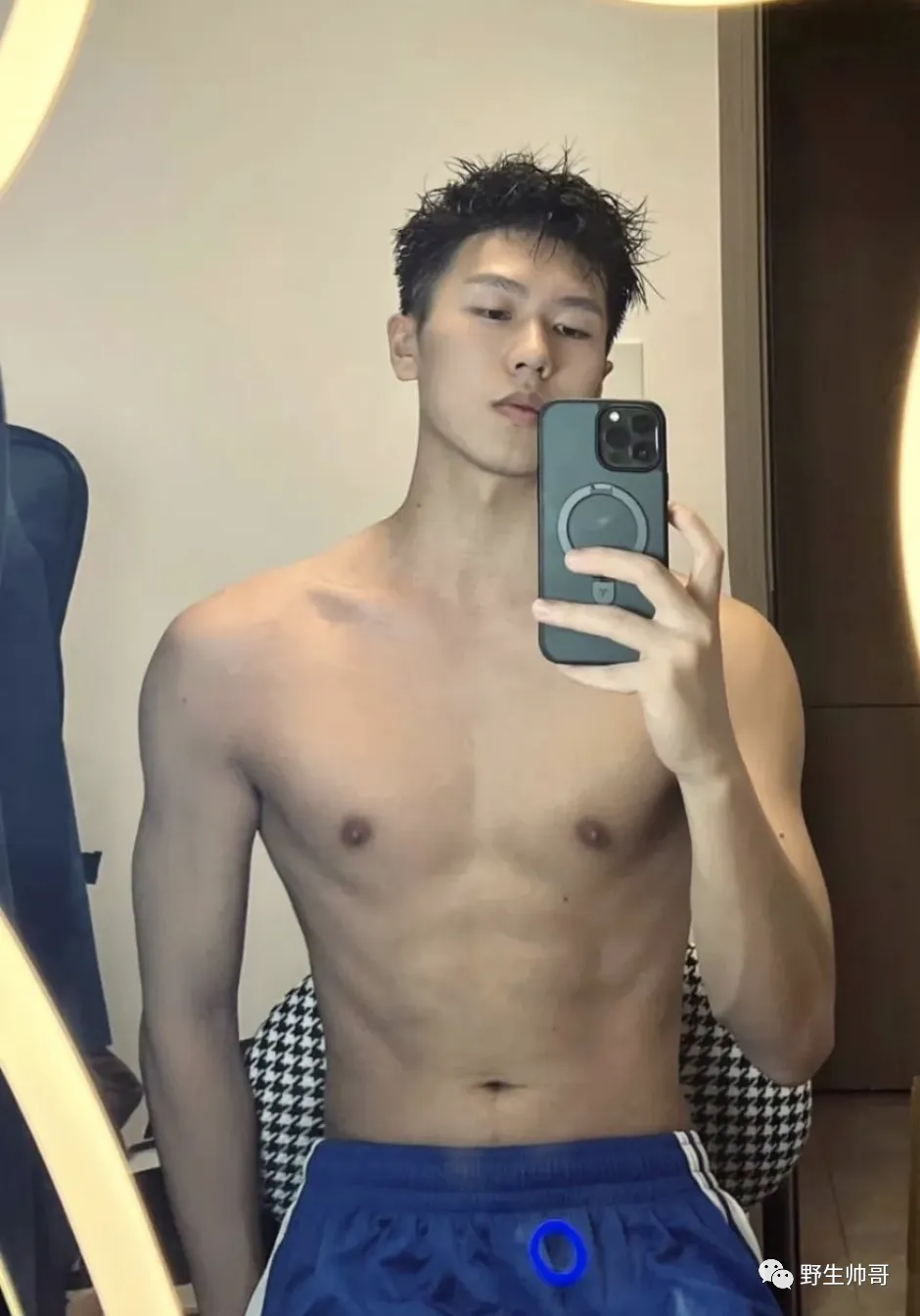 泳池里的长腿野生男穿太紧了，很有实力强大了！！