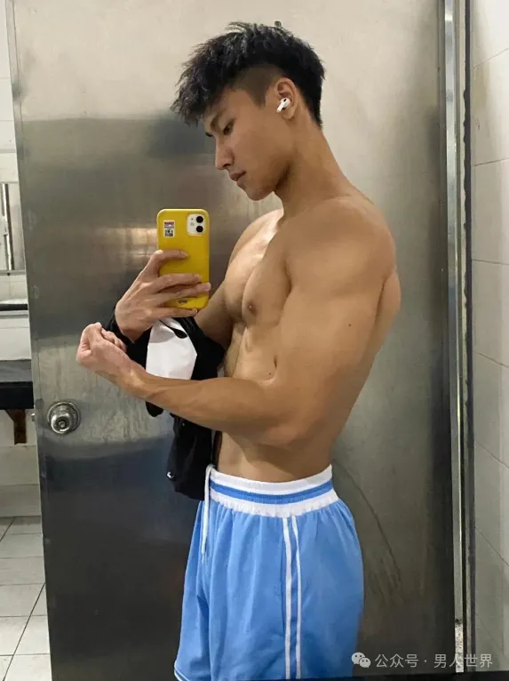 性张力拉满！钻石黑皮体育生，原生态男孩
