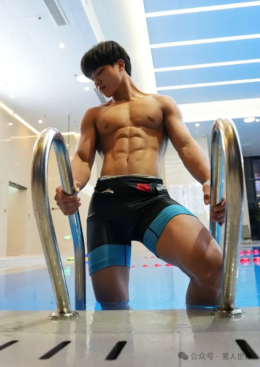 发育太好了！男大体育生！