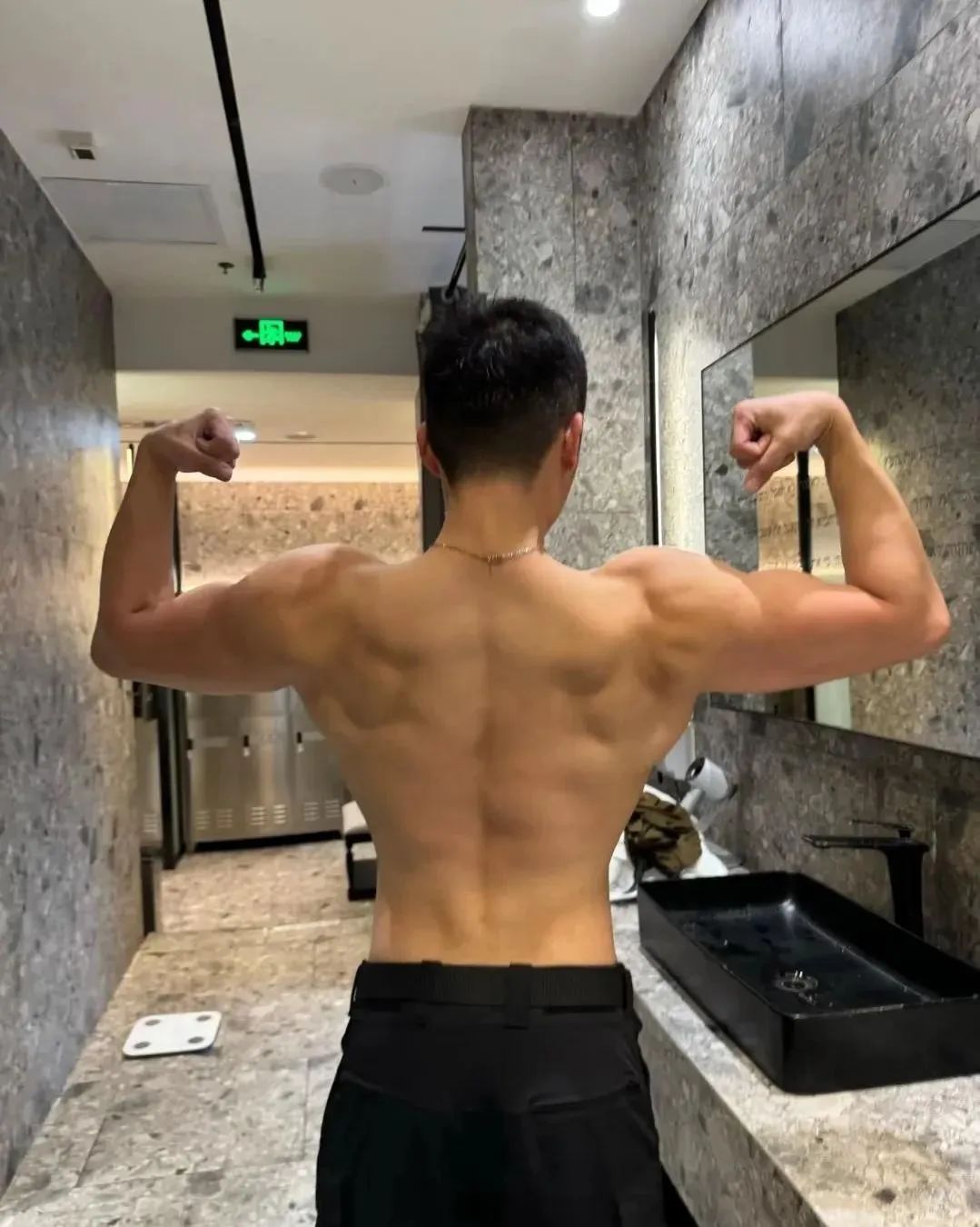 深夜还在工地上搬砖的肌肉小哥哥