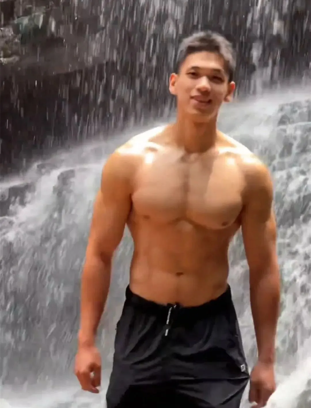 宏翔回归都比不了这枚河南男大体育生，希望他下海！