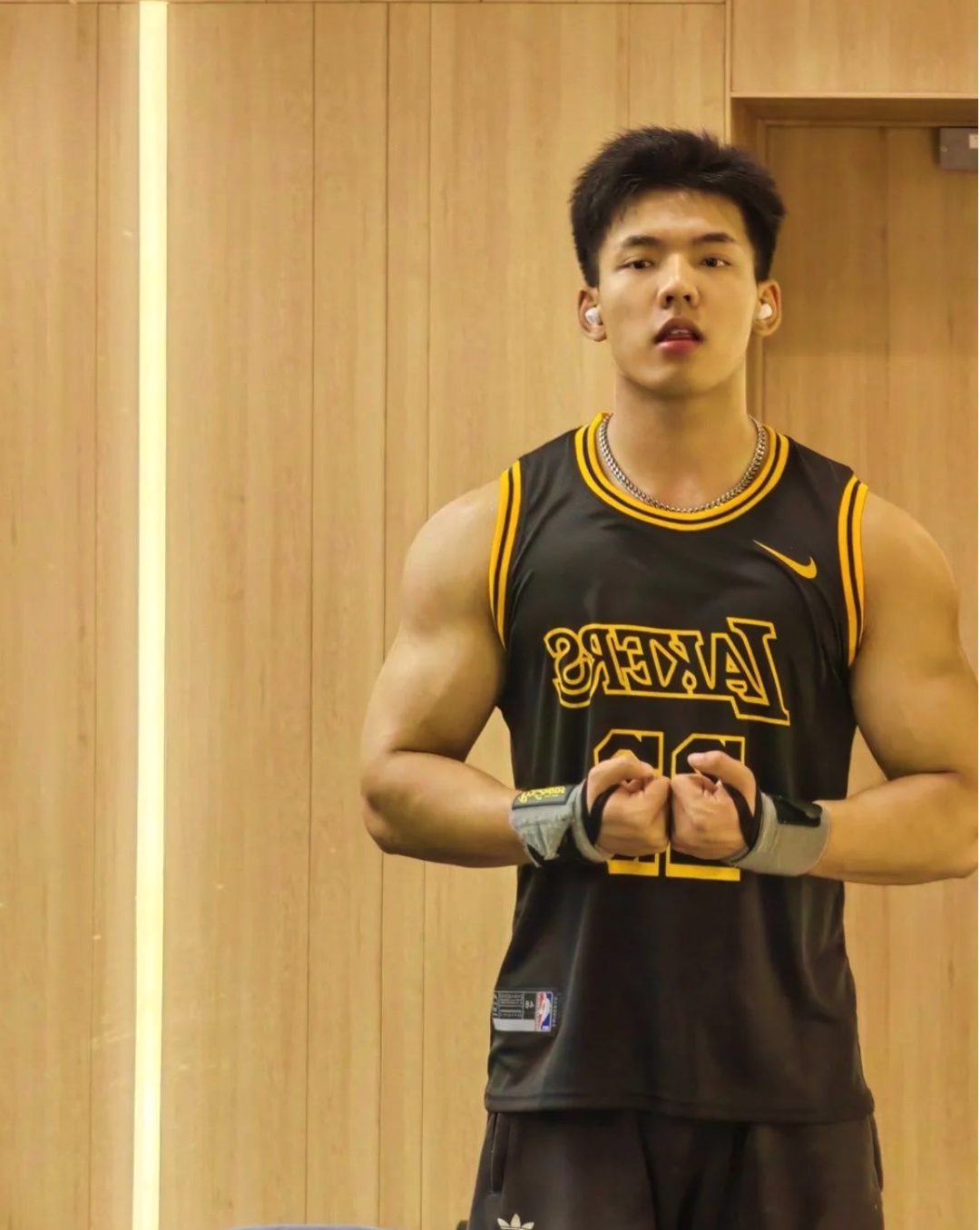 187cm 的杭州体育男生，腹毛很性感