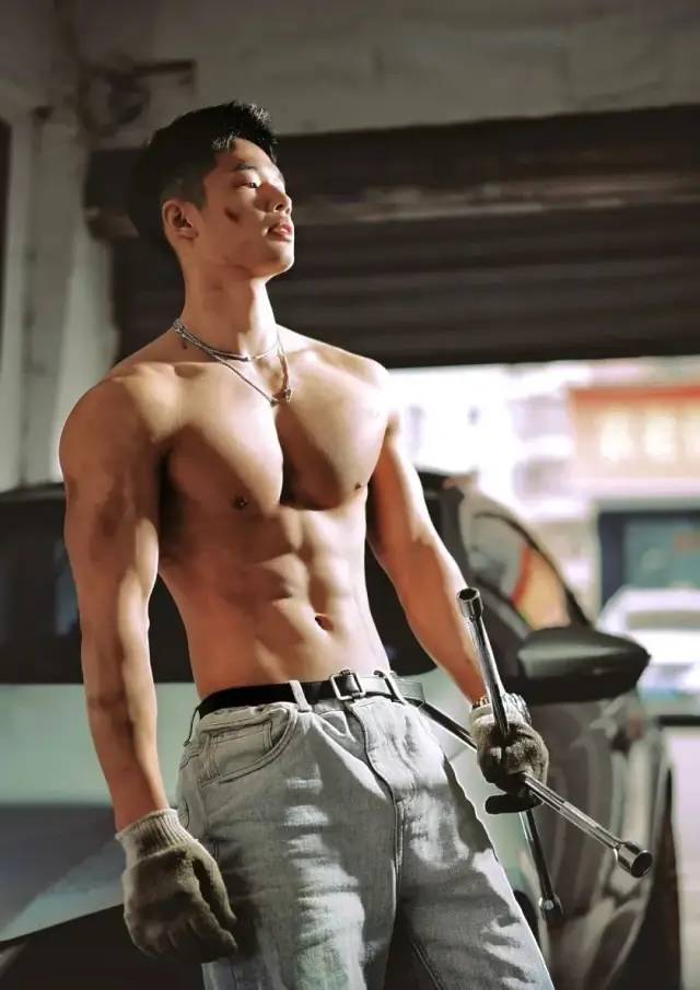 湖南的一名肌肉修车工！