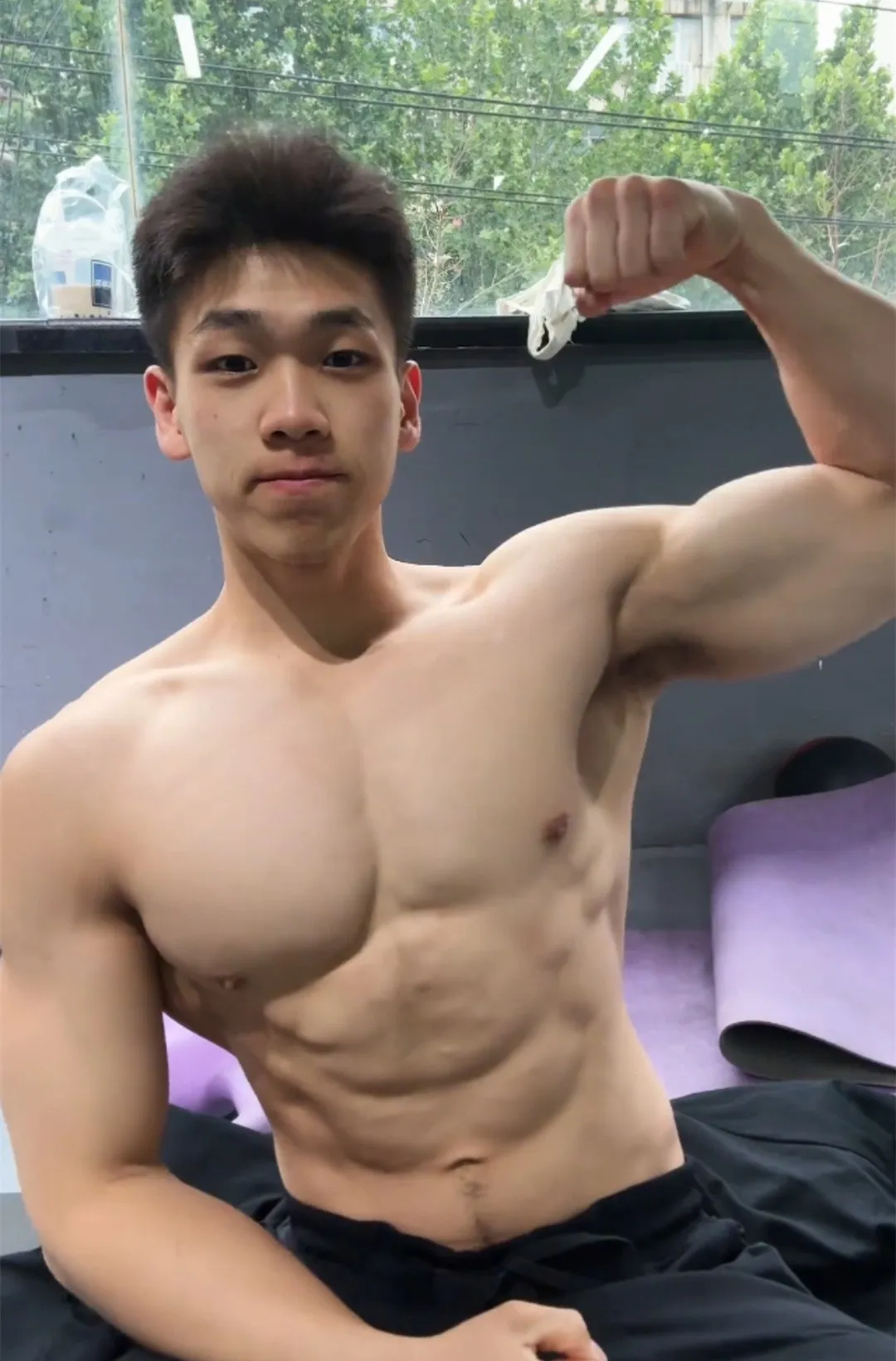 中国版“宏翔”，最近这枚肌肉男大超火的！