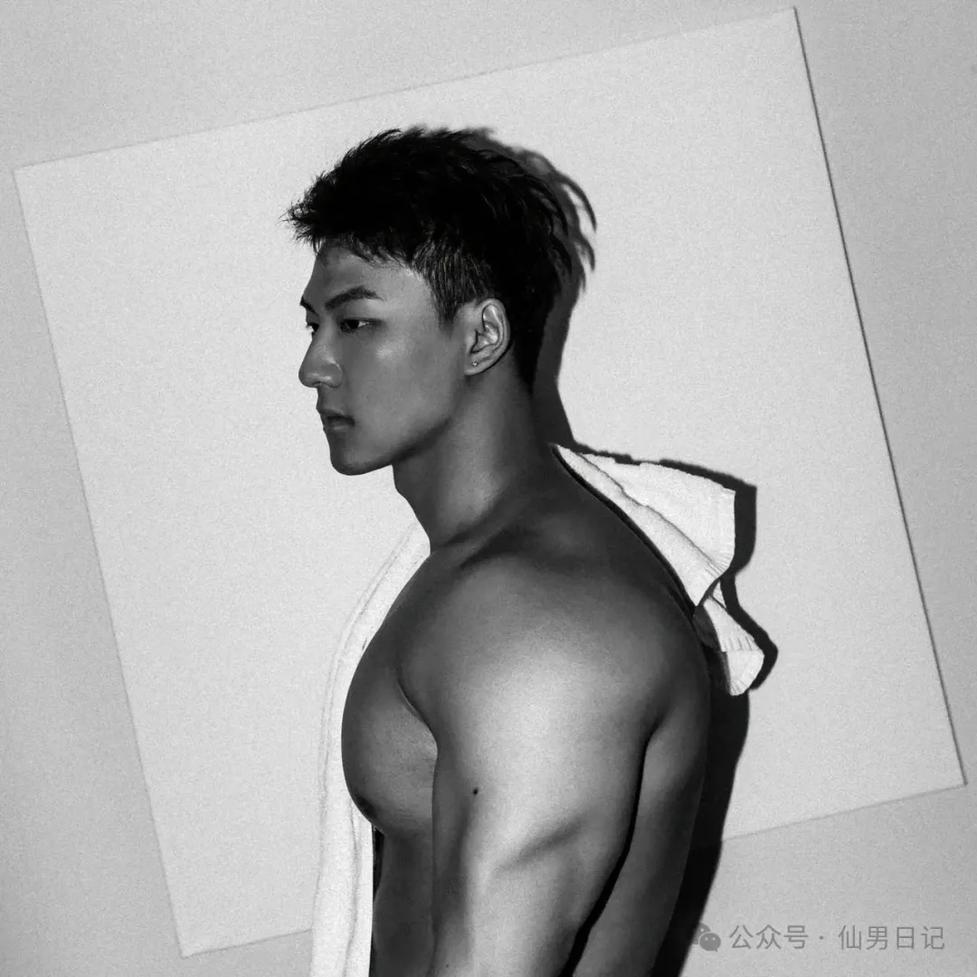 189cm 黑皮男模酒店被偷拍，网友直呼：翘臀大胸肌诶！
