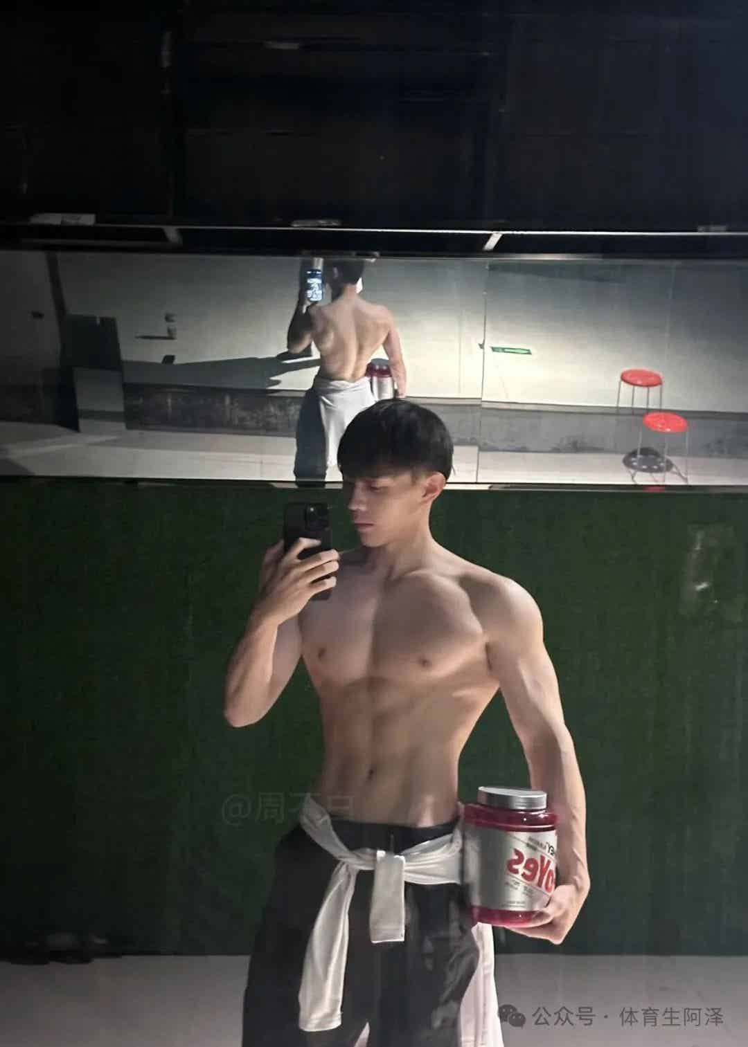 粉嫩健身猛男帅哥，网友辣评，将他一口吃掉.......