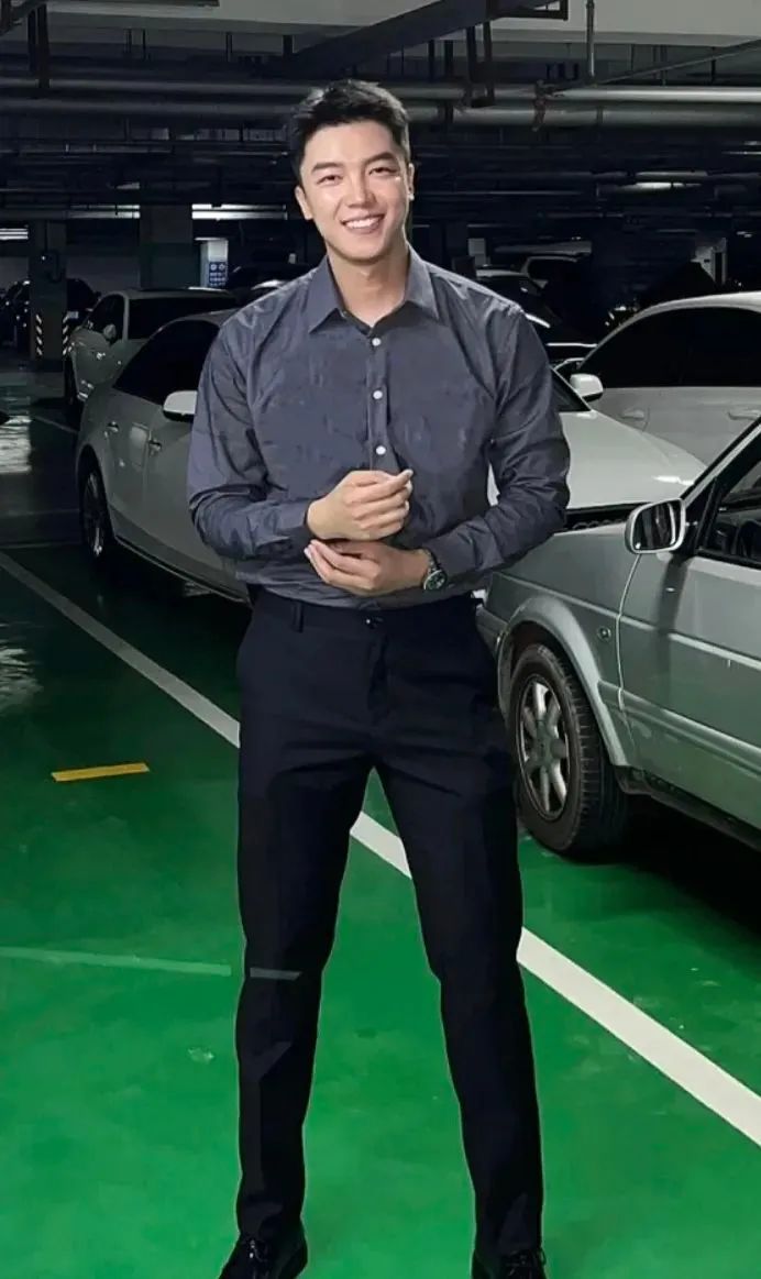 186CM 体育老师穿正装让人太心动！长的太帅了！