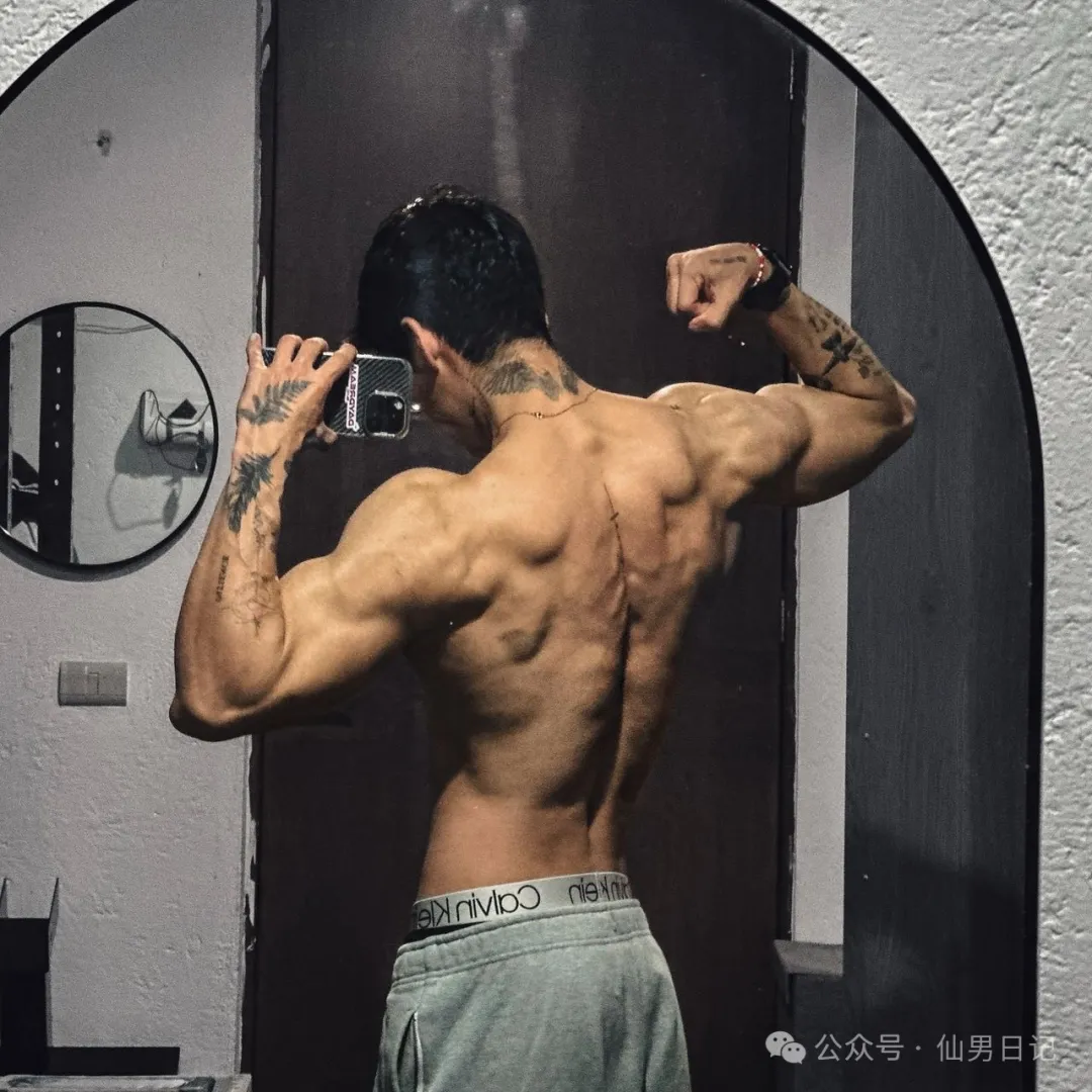 随地大小拍！这个新疆体育生秀肌肉火了……
