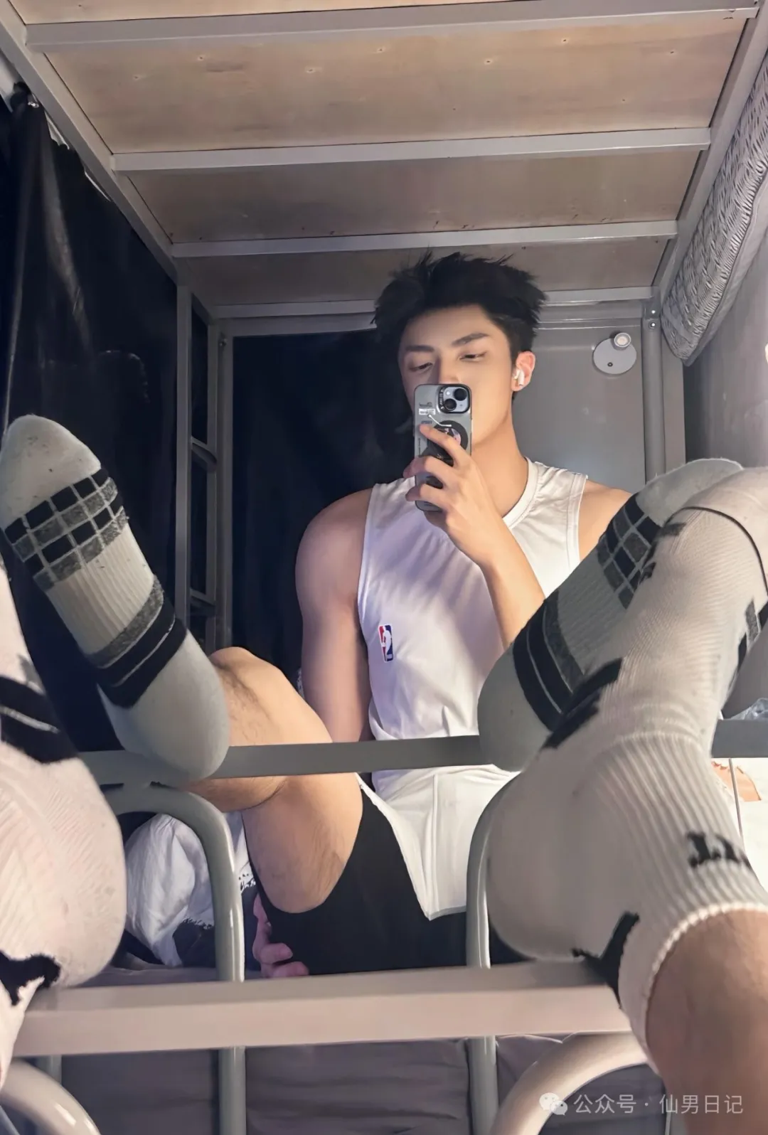 190cm 体育生男大宿舍自拍！网友直言：看着不直……
