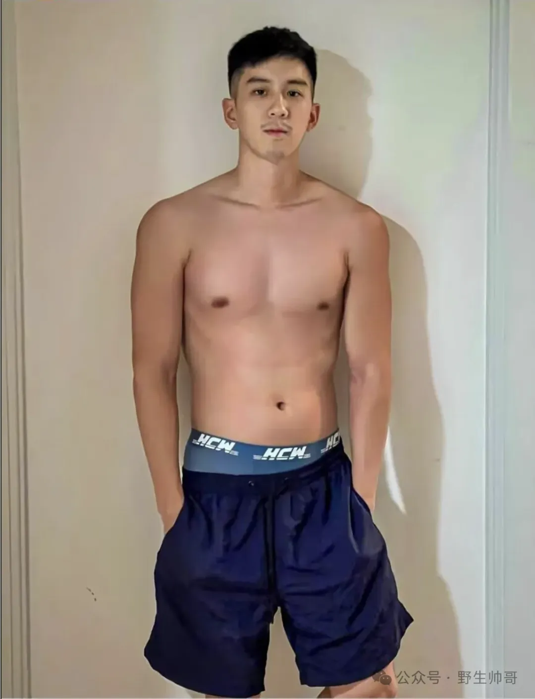 又一枚运动男下海私照流出，长腿翘臀当爸爸太顶啦！