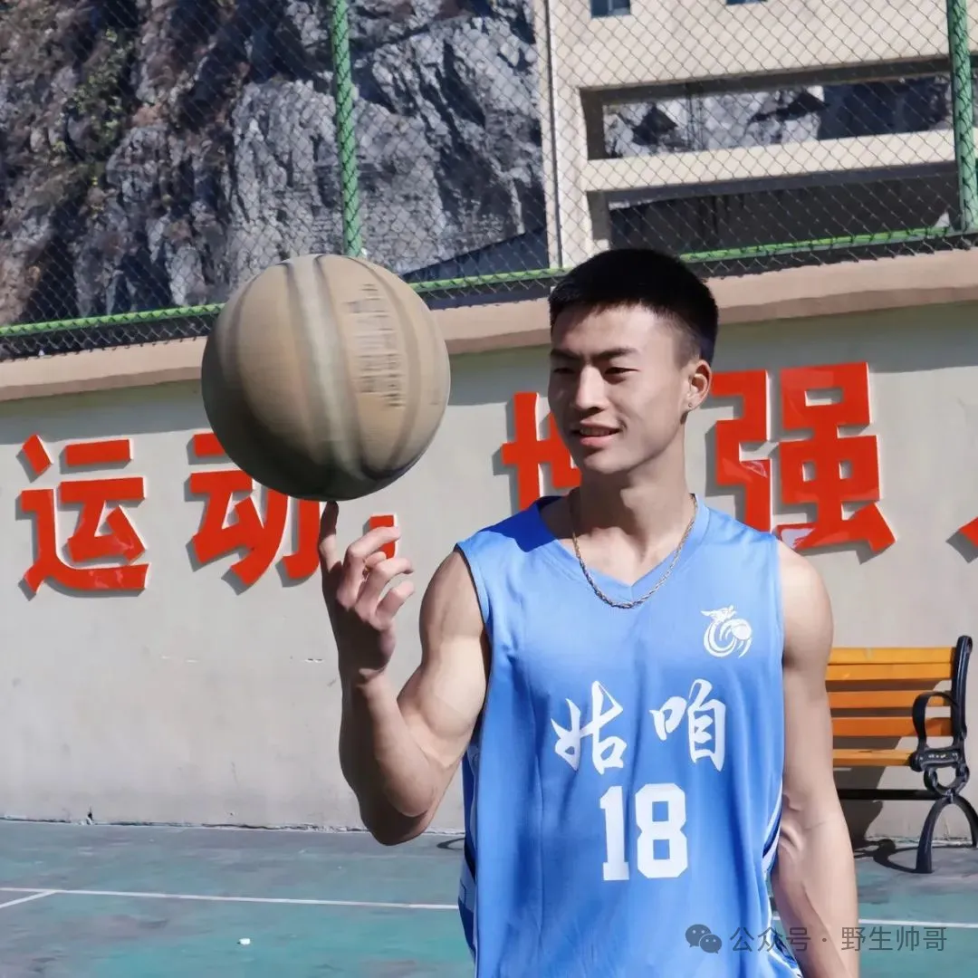 寸头黑皮体育生变帅气的警察小哥！大长腿太有型啦！