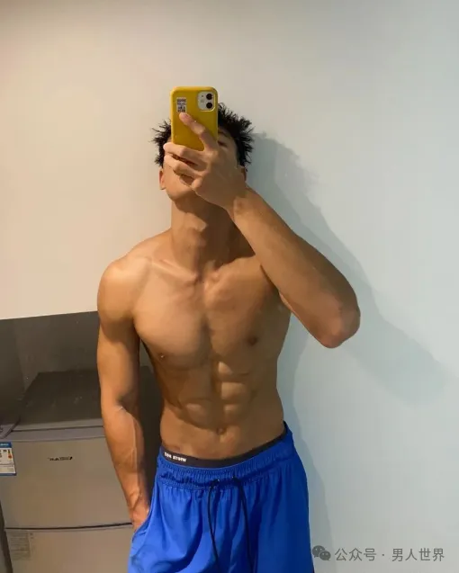 性张力拉满！钻石黑皮体育生，原生态男孩