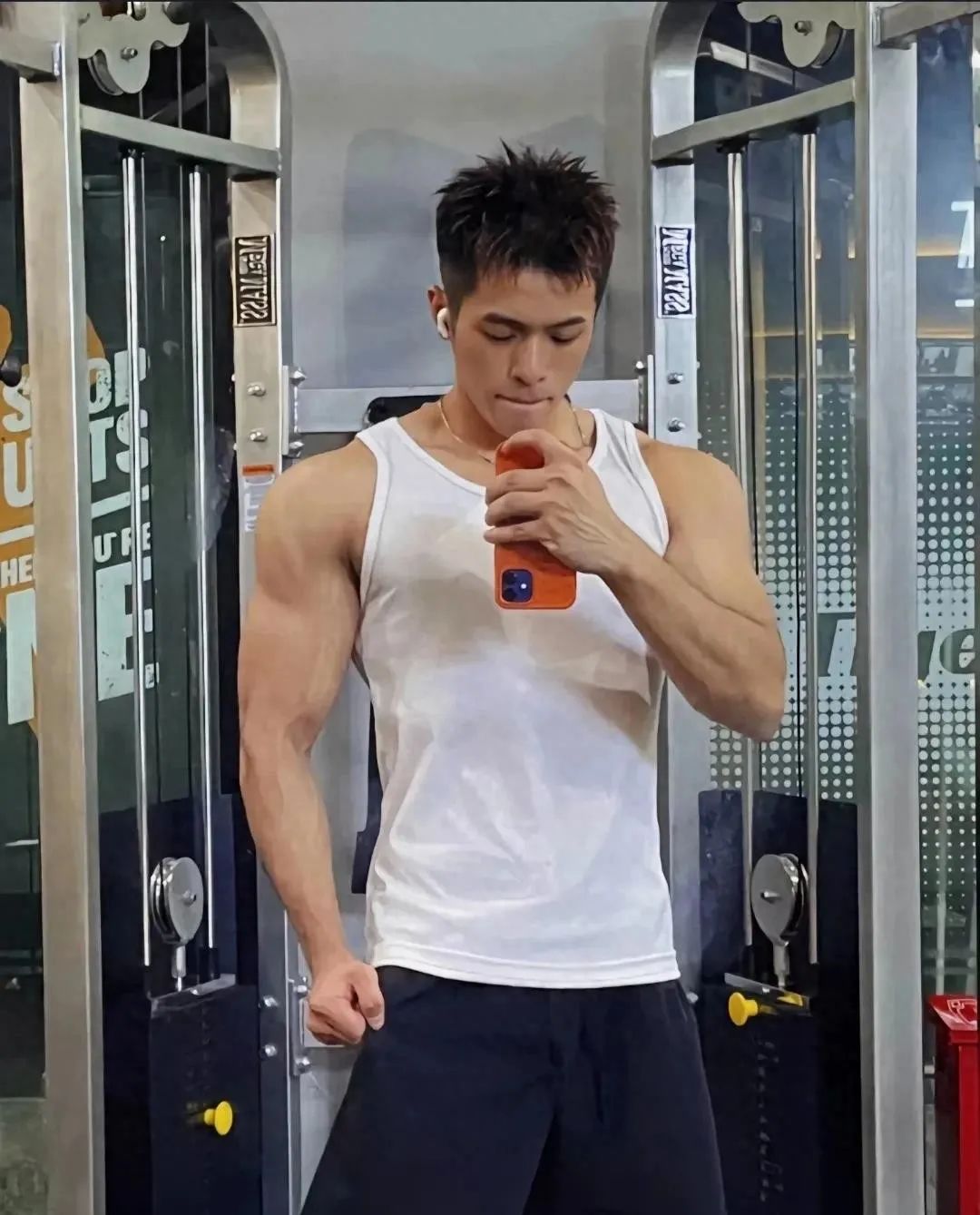 00 后运动黑皮肌肉小哥哥男人味十足